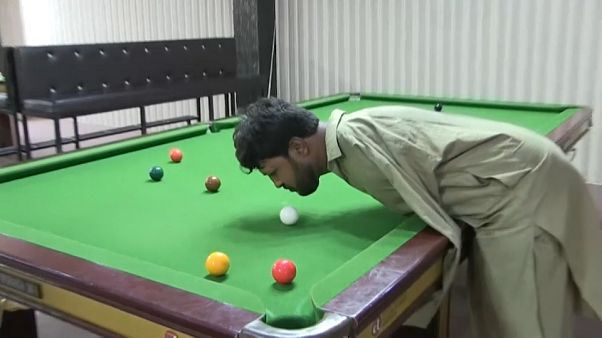 Muhammad Ikram não tem braços mas é craque no snooker Muhammad Ikram não tem braços mas é craque no snooker