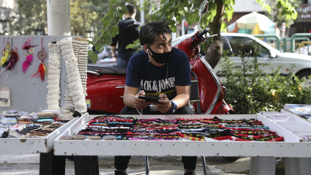جوان دست‌فروش در تهران