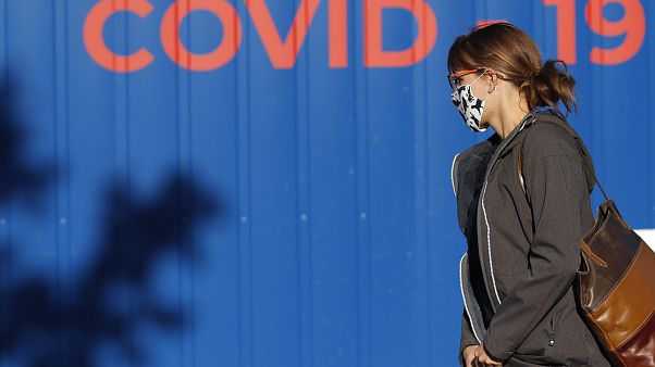 Frau vor einer Covid-Teststation in Prag. Frau vor einer Covid-Teststation in Prag.