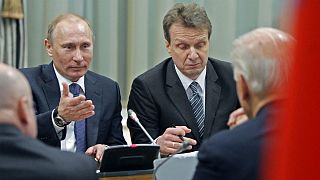 ولادیمیر پوتین، رئیس جمهوری روسیه(راست) و جو بایدن، معاون وقت ریاست جمهوری آمریکا(پشت به تصویر)؛ مسکو؛ ۲۰۱۱