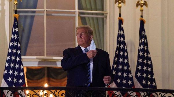 Donald Trump maskesini çıkartırken Donald Trump maskesini çıkartırken