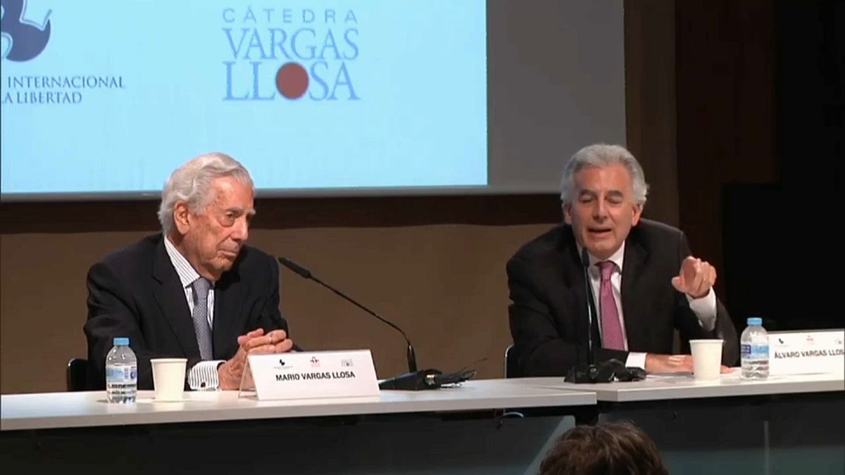 Mario Vargas Llosa y su hijo Álvaro Vargas Llosa charlan durante el homenaje celebrado en el Instituto Cervantes de Madrid