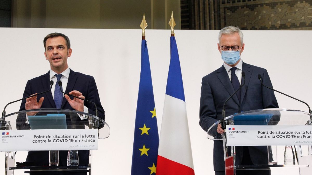 Le ministre de la Santé, Olivier Véran, et le ministre de l'Economie, Bruno Le Maire, font le point sur les restrictions imposées en France, le 8 octobre 2020