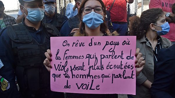 Des Algériennes manifestent contre les violences faites aux femmes après le viol et le féminicide de deux femmes en Algérie, Alger le 8 octobre 2020 Des Algériennes manifestent contre les violences faites aux femmes après le viol et le féminicide de deux femmes en Algérie, Alger le 8 octobre 2020