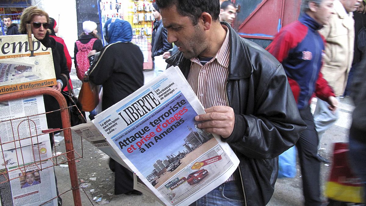 رجل يطالع صحيفة ليبرتي الجزائرية- صورة توضيحية