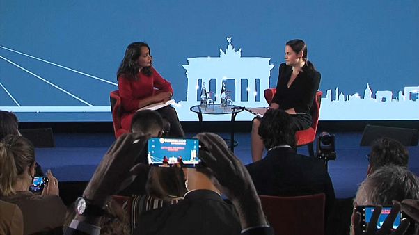 La journaliste d'euronews Isabelle Kumar, à gauche, et l'opposante bélarusse Svetlana Tikhanovskaïa à droite, Brastislava, 8 octobre 2020 La journaliste d'euronews Isabelle Kumar, à gauche, et l'opposante bélarusse Svetlana Tikhanovskaïa à droite, Brastislava, 8 octobre 2020
