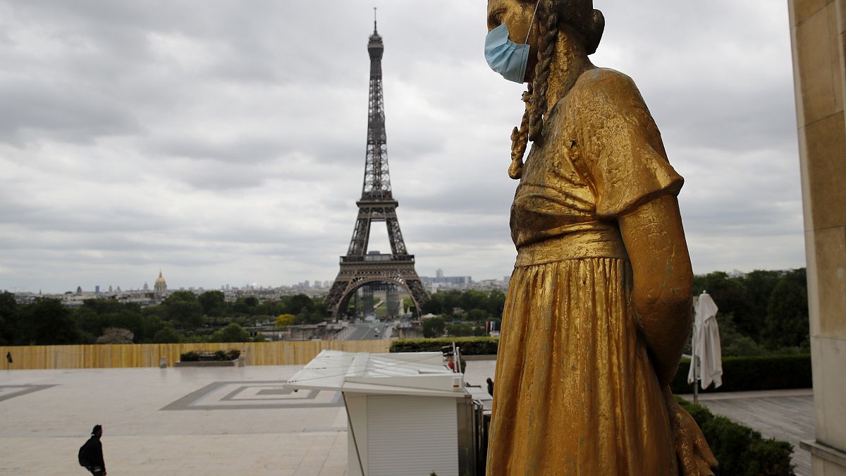 نمایی از برج ایفل پاریس در روزهای کرونایی
