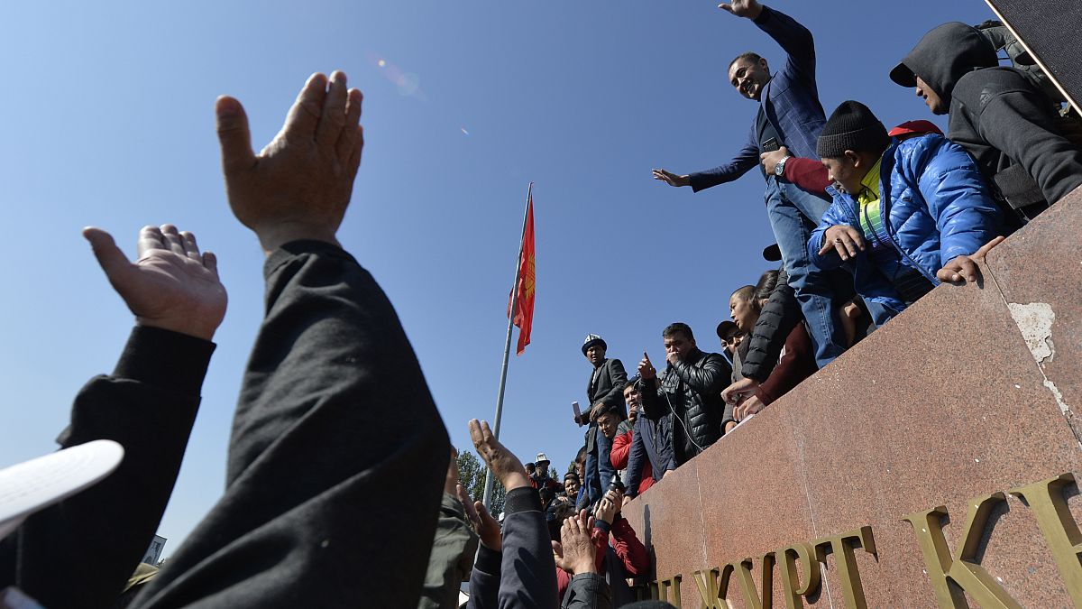 Протесты в Бишкеке привели к тяжелому политическому кризису в Киргизии