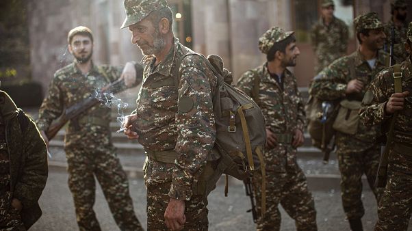 Dağlık Karabağ'da orduya katılmak için bekleyen gönüllü Ermeni askerler. Dağlık Karabağ'da orduya katılmak için bekleyen gönüllü Ermeni askerler.