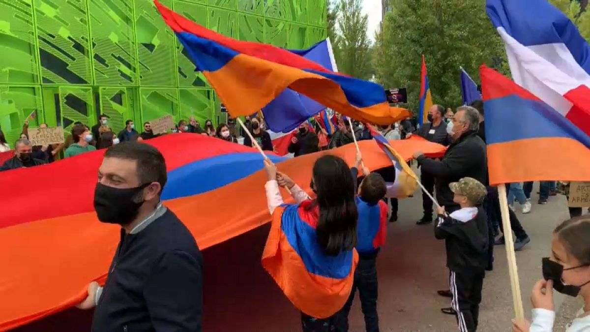 "Berg-Karabach gehört uns": Armenier protestieren vor Euronews-Gebäude