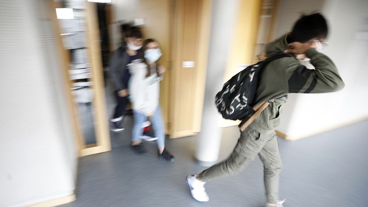 طلاب يغادرون مدرستهم في بيشهايم، خارج ستراسبورغ، شرق فرنسا. 