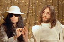 Yoko Ono e John Lennon numa conferência de imprensa em 1969
