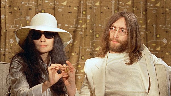 Yoko Ono e John Lennon numa conferência de imprensa em 1969 Yoko Ono e John Lennon numa conferência de imprensa em 1969
