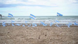 أعلام على شاطئ في الأرجنتين
