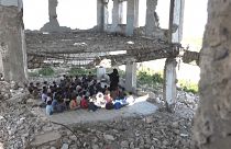 Yemen, studenti a lezione tra le rovine della guerra