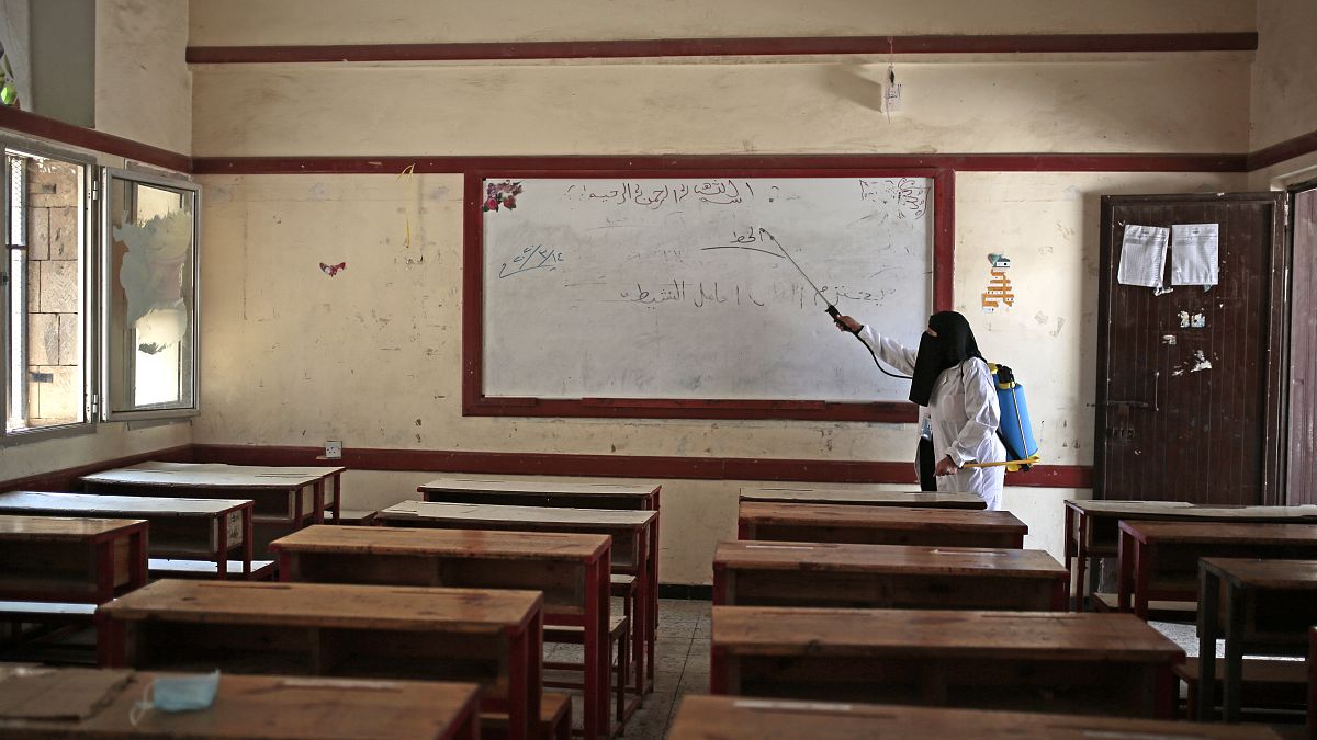 تطهير فصل دراسي كإجراء وقائي ضد انتشار فيروس كورونا في مدرسة حكومية في صنعاء، السبت 29 أغسطس 2020