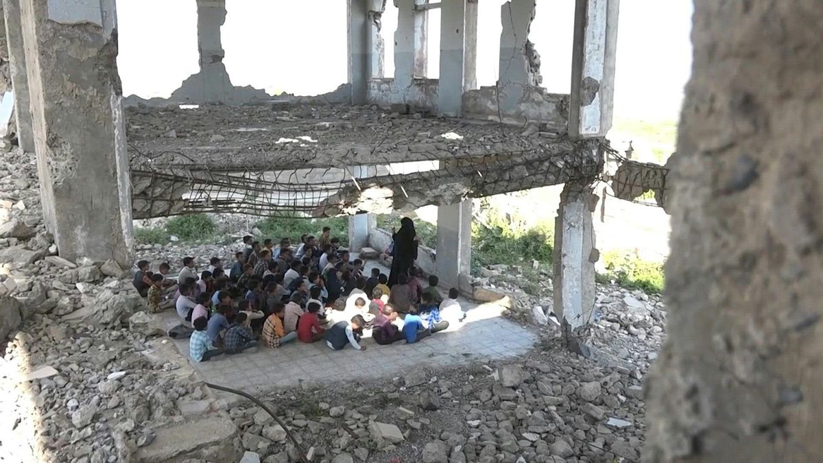 أطفال اليمن يبدؤون الفصل الدراسي بين أنقاض المدارس ودمار الحرب