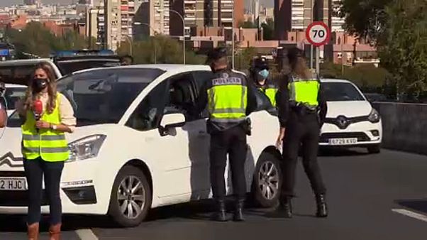 Полиция проверяет автомобили в Мадриде Полиция проверяет автомобили в Мадриде