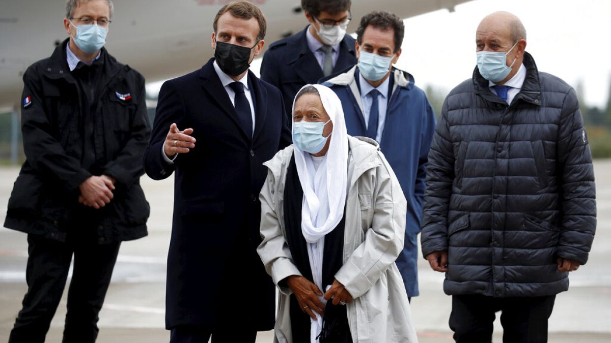 الرئيس الفرنسي خلال استقباله للرهينة المحررة صوفي بتروتين