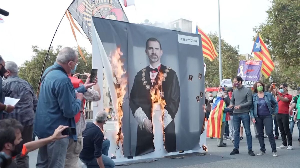 Protesters setting fire to images of King Felipe VI 