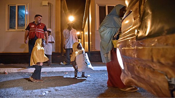 أفراد عائلة نيجيرية أثناء ترحيلهم من الجزائر إلى بلادهم أفراد عائلة نيجيرية أثناء ترحيلهم من الجزائر إلى بلادهم