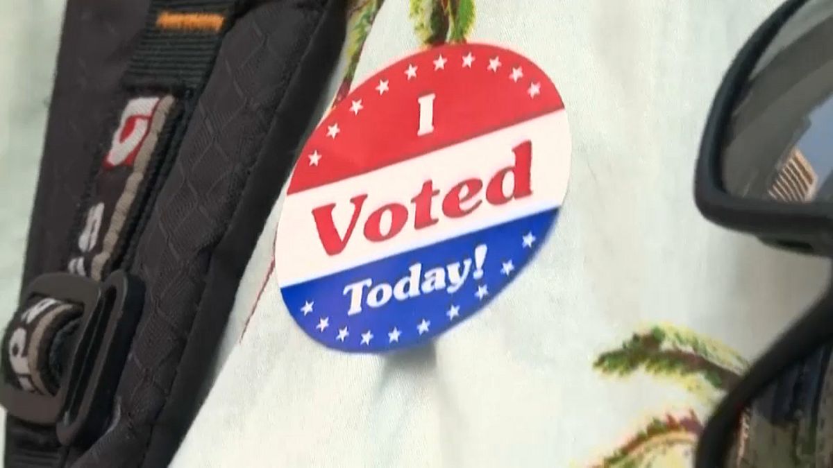 Un votante muestra su pegatina que reza "He votado hoy"