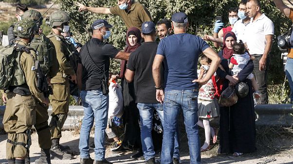 جنود وعناصر شرطة إسرائيليون يمنعون فلسطينيين من المضي في طريقهم في الضفة الغربية جنود وعناصر شرطة إسرائيليون يمنعون فلسطينيين من المضي في طريقهم في الضفة الغربية