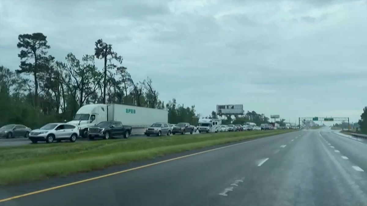 Largas colas en la autopista I-10 de Louisiana en dirección salida