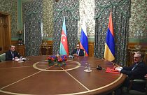 Les chefs de la diplomatie de la Russie (centre), de l'Arménie (droite) et de l'Azerbaïdjian (gauche), ce vendredi 09/10/2020, à Moscou (Russie)