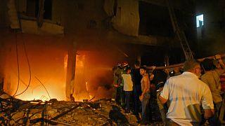 رجال إطفاء يخمدون حريقًا في مبنى بعد انفجار خزان وقود في حي طريق الجديدة في بيروت