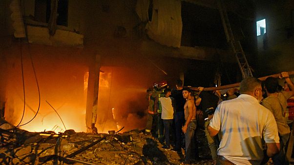 رجال إطفاء يخمدون حريقًا في مبنى بعد انفجار خزان وقود في حي طريق الجديدة في بيروت رجال إطفاء يخمدون حريقًا في مبنى بعد انفجار خزان وقود في حي طريق الجديدة في بيروت