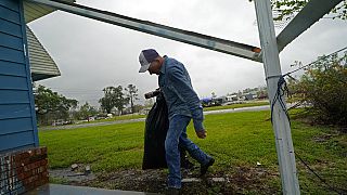 Un homme transporte des biens avant l'arrivée de l'ouragan Delta, Lake Charles, Lousiane, États-Unis, le 9 octobre 2020