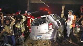 Les pompiers éteignent un incendie après l'explosion d'un réservoir de carburant dans le quartier de Tarik al-Jadida, Beyrouth, Liban, vendredi 9 octobre 2020