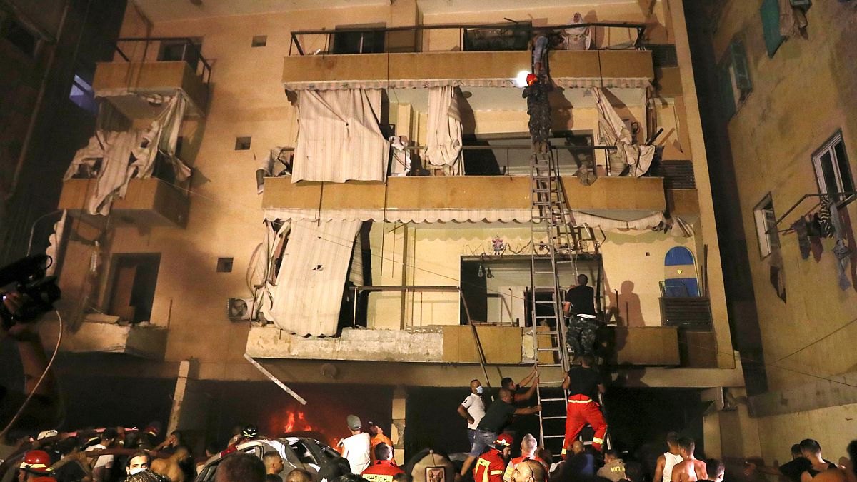 La gente es evacuada por los bomberos después de que un tanque de gas explotara en una panadería en Beirut, Líbano, el 9 de octubre de 2020. 