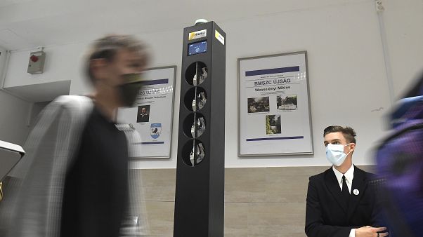 Diák halad el a Budapesti Műszaki Szakképzési Centrumban felállított digitális testhőmérő kapu mellett 2020. október 1-jén. Diák halad el a Budapesti Műszaki Szakképzési Centrumban felállított digitális testhőmérő kapu mellett 2020. október 1-jén.