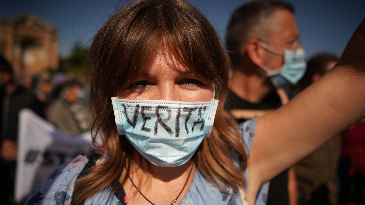 إيطالية تلبس كمامة كتب عليها "الحقيقة" في تظاهرة ضدّ إجراءات كوفيد-19