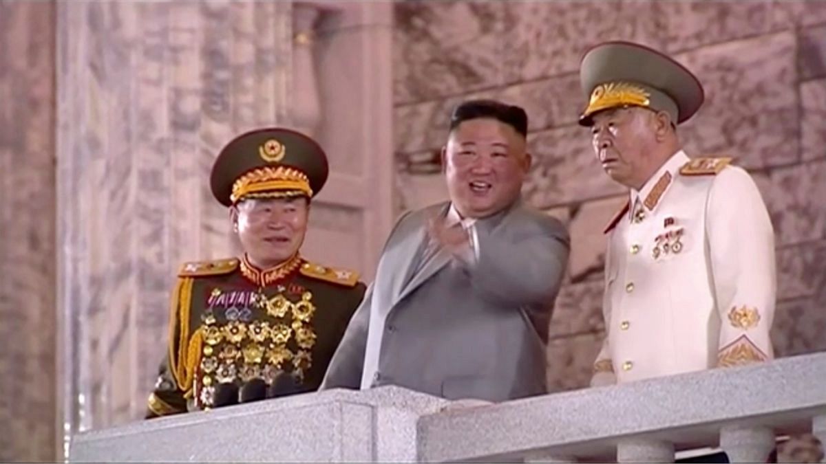 رهبر کره شمالی به همراه دو فرمانده نظامی در مراسم بزرگداشت هفتادوپنجمین سالگرد تاسیس حزب کارگران کره در پیونگ‌یانگ