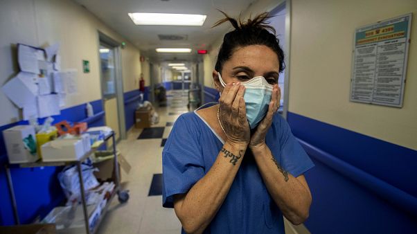 Eines der Gesichter der Pandemie: Krankenschwester Settembrese mit zwei Masken Eines der Gesichter der Pandemie: Krankenschwester Settembrese mit zwei Masken