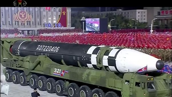 Misil balístico exhibido durante el desfile militar en Corea del Norte Misil balístico exhibido durante el desfile militar en Corea del Norte