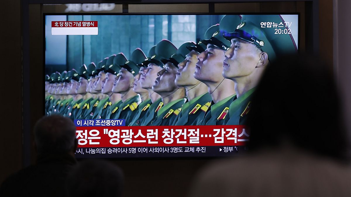 Riesenbildschirm zeigt Militärparade