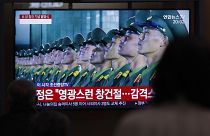 Riesenbildschirm zeigt Militärparade