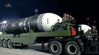 Pionyang exhibe un nuevo misil balístico de alcance intercontinental