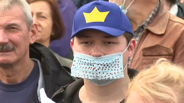 Un joven polaco participa en una manifestación antimascarillas en Varsovia Un joven polaco participa en una manifestación antimascarillas en Varsovia