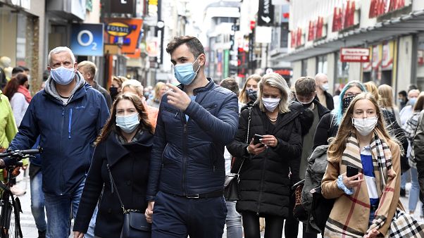Gente caminando en el centro de la ciudad de Colonia, Alemania, el sábado 10 de octubre de 2020 Gente caminando en el centro de la ciudad de Colonia, Alemania, el sábado 10 de octubre de 2020