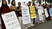 Bangladeş'in başkenti Dakka'da cinsel taciz karşıtı gösteri düzenleyen kadınlar (arşiv) 