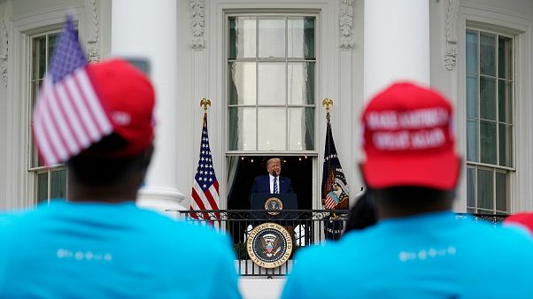 El sábado 10 de octubre decenas de negros y latinos marcharon a favor del mandatario republicano hasta los jardines de la Casa Blanca en Washignton. El sábado 10 de octubre decenas de negros y latinos marcharon a favor del mandatario republicano hasta los jardines de la Casa Blanca en Washignton.