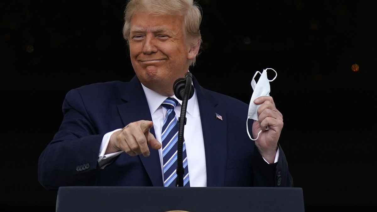 El presidente de Estados Unidos Donald Trump durante una aparición pública en el balcón de la Casa Blanca en Washington este sábado 10 de octubre de 2020.