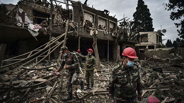 Azerbaycan Başsavcılığı, Ermenistan ordusunca Gence'ye düzenlenen füze saldırılarında 9 ölü 34 yaralı olduğunu bildirdi. Kurtarma ekipleri, vurulan evde ölü ve yaralı ararken Azerbaycan Başsavcılığı, Ermenistan ordusunca Gence'ye düzenlenen füze saldırılarında 9 ölü 34 yaralı olduğunu bildirdi. Kurtarma ekipleri, vurulan evde ölü ve yaralı ararken