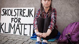 Greta mit ihrem weltberühmten Schild "Schulstreik fürs Klima"