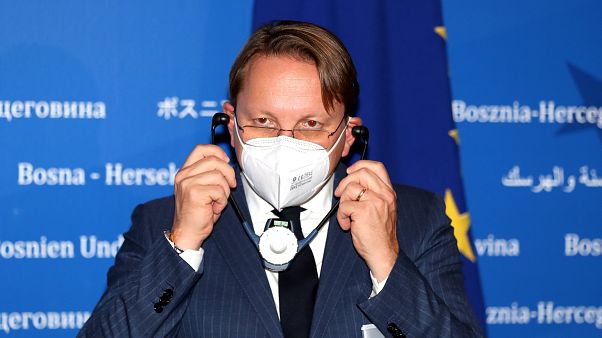 Várhelyi Olivér sajtótájékoztatót tart Szarajevóban 2020. október 9-én Várhelyi Olivér sajtótájékoztatót tart Szarajevóban 2020. október 9-én
